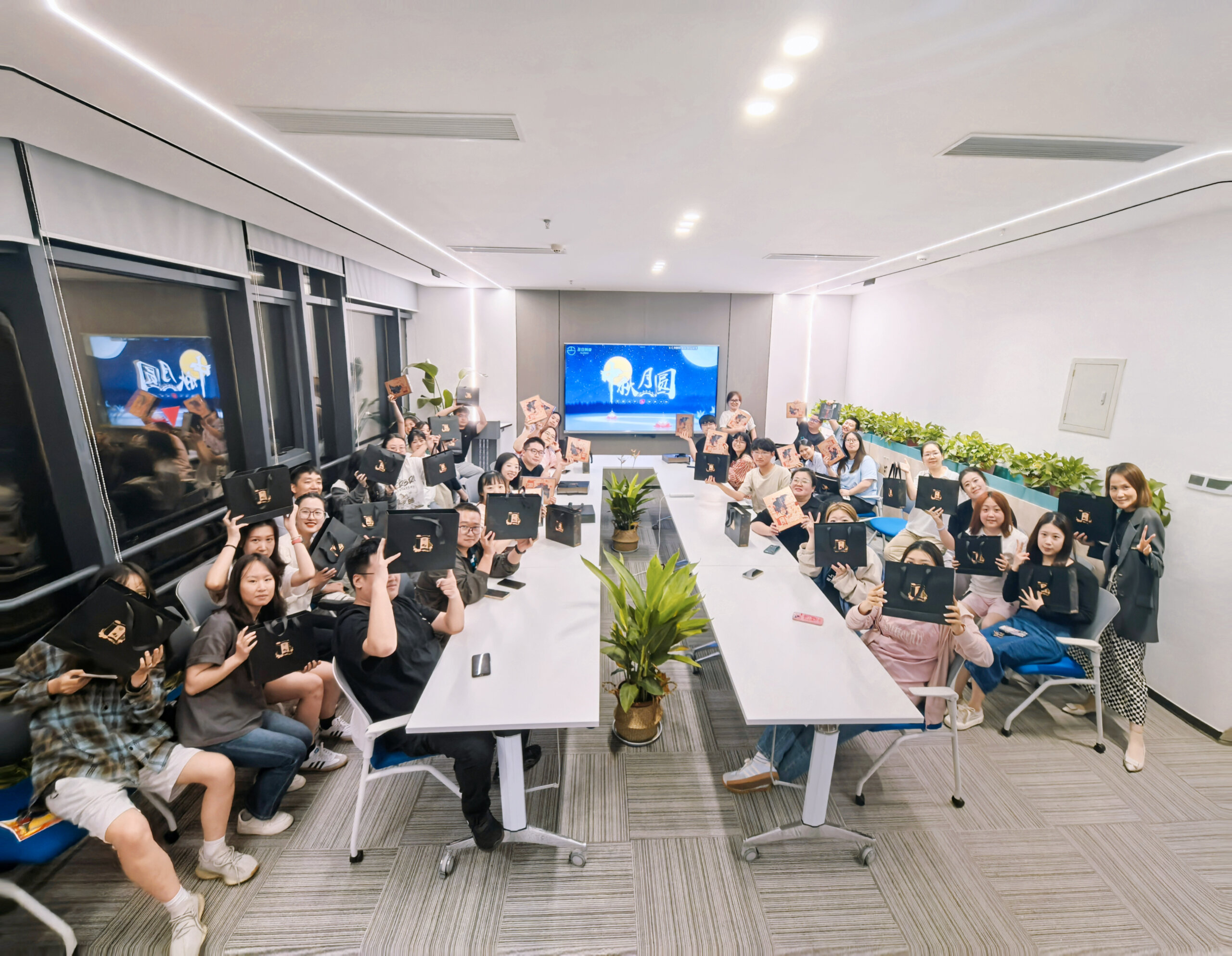 鸿运国际科技：月圆人团圆，中秋嘉年华