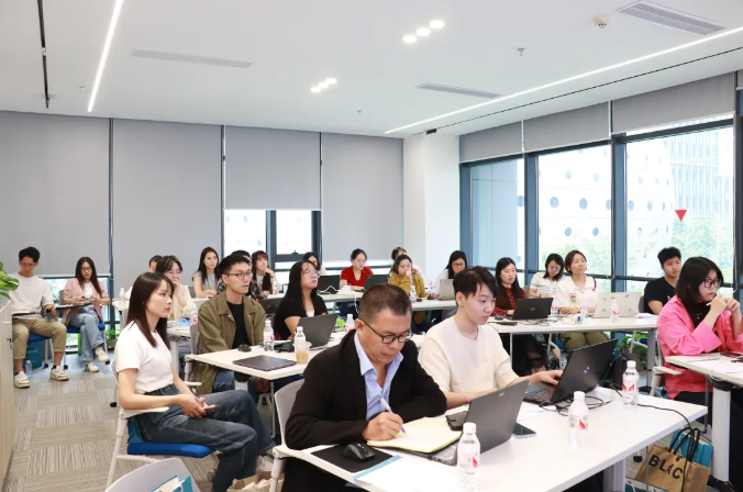 座无虚席反响热烈，鸿运国际科技领英营销大师班第一期圆满结业！